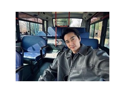 송승헌 가죽 재킷 입고 셀카 찍은 사진 공개