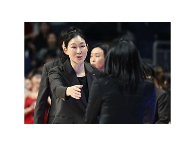 박정은 감독 여자프로농구 개막전서 승리하며 여성감독 맞대결 이끌어