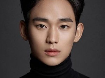 김수현 오랜만에 공식 석상 등장하며 복귀 신호